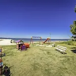 Strandhaus Mit Pool In Meeresnaehe By Interhome 別荘