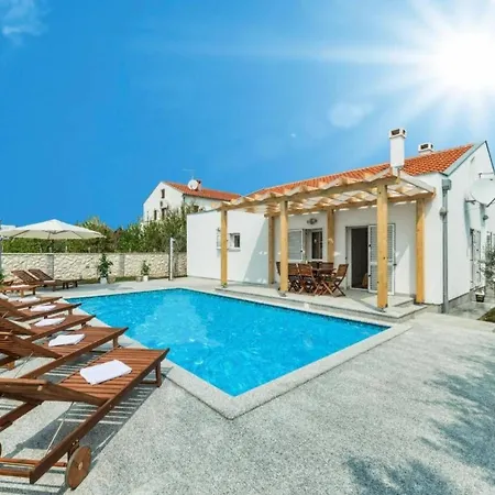 Strandhaus Mit Pool In Meeresnaehe By Interhome * Нин