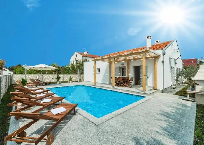 Strandhaus Mit Pool In Meeresnaehe By Interhome * Нин