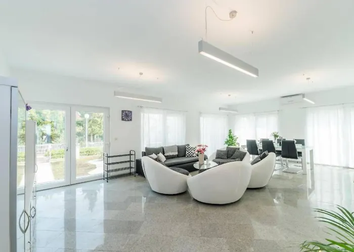 Strandhaus Mit Pool In Meeresnaehe By Interhome *